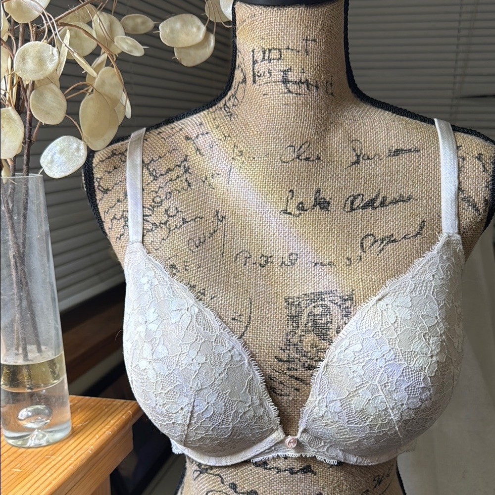 Victoria’s Secret Dream Angels push-up 36DD bra. In excellent used condition.